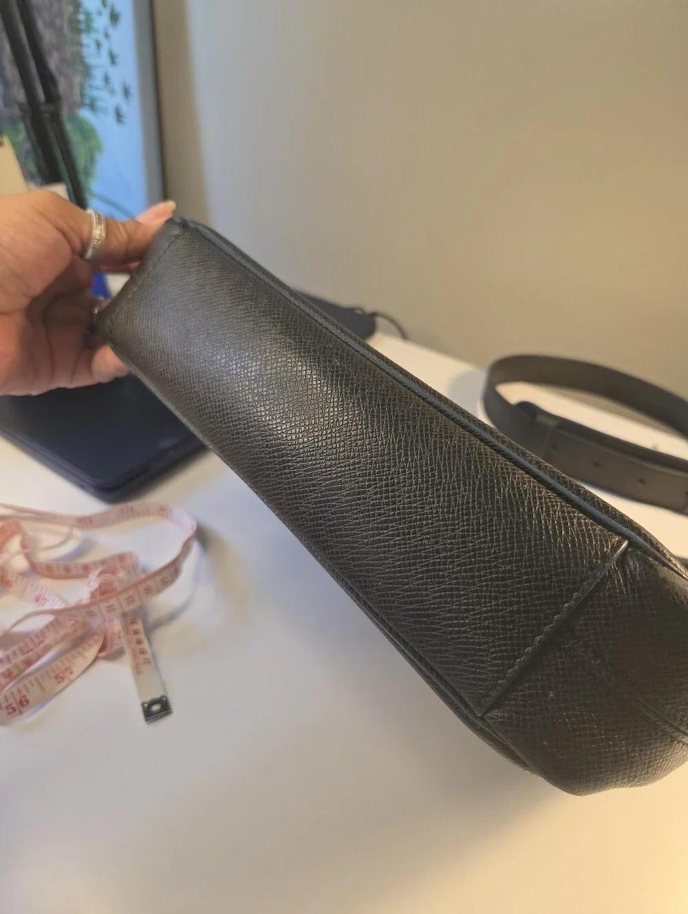 Louis Vuitton Roman MM Taiga Messenger Bag Black Leather W12.59